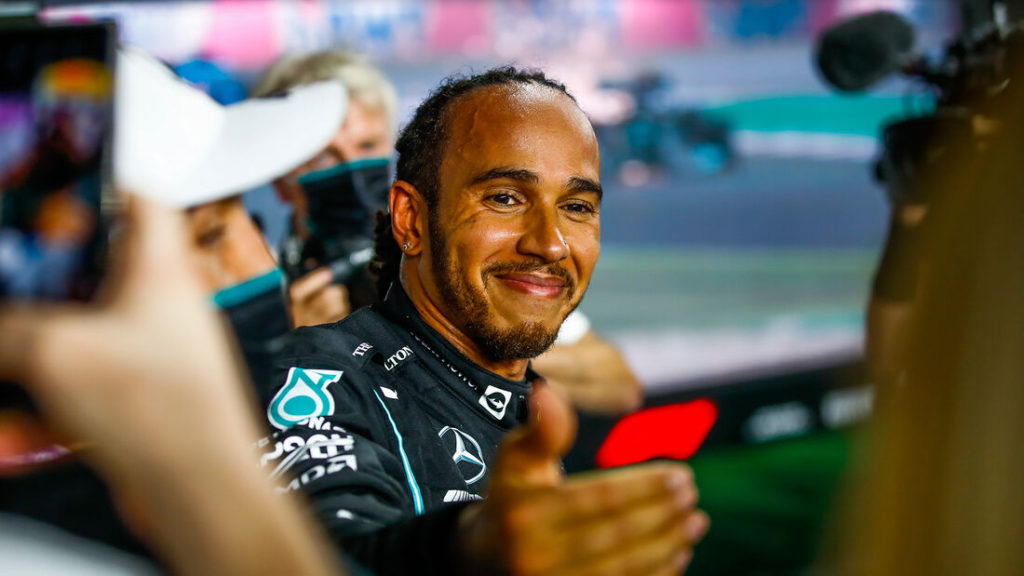 Lewis Hamilton gana en Qatar y achica la brecha con Verstappen.